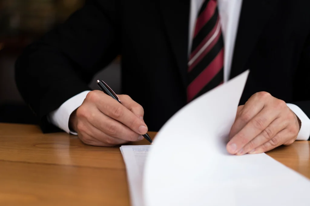 Revisión y firma de contratos